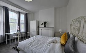 Family Room Near Queen Mary College